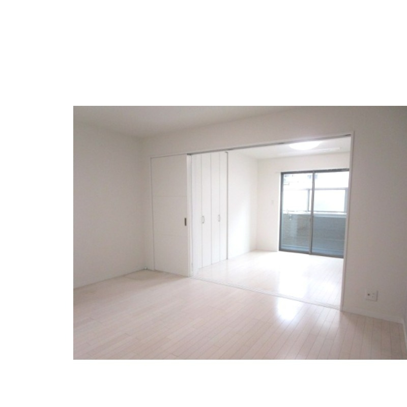 居室・リビング　窓からの光がいい感じです。