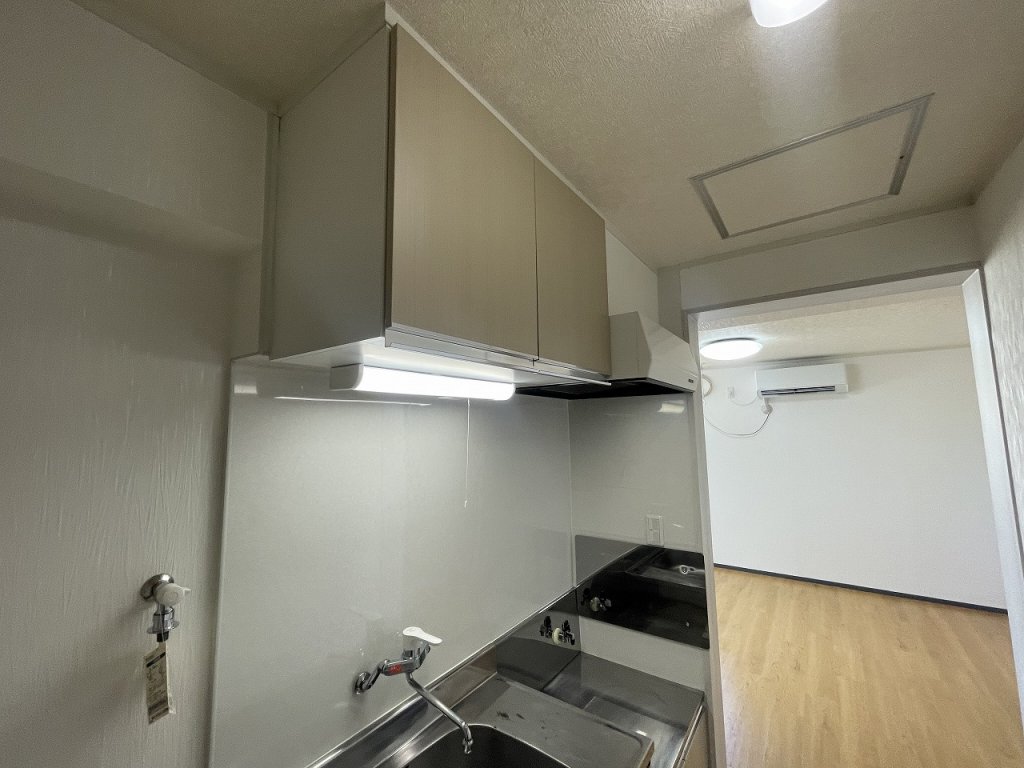 バス・シャワールーム　キッチン上部換気ダクト・食器棚あり