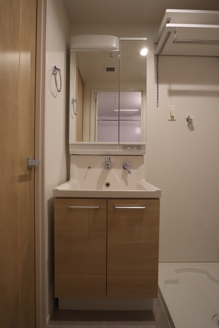 洗面設備　独立した洗髪洗面化粧台★三面鏡付き★