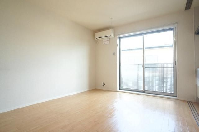 居室・リビング　こちらの居間で趣味の時間をお楽しみください