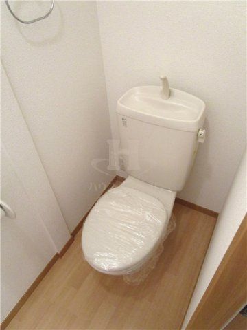 トイレ　落ち着いた色調のトイレです