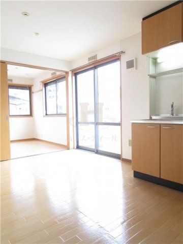 居室・リビング　こちらのリビングで趣味の時間をお楽しみください