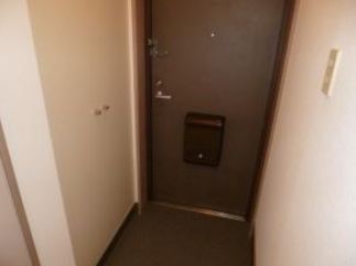 玄関　別部屋参考写真となります。