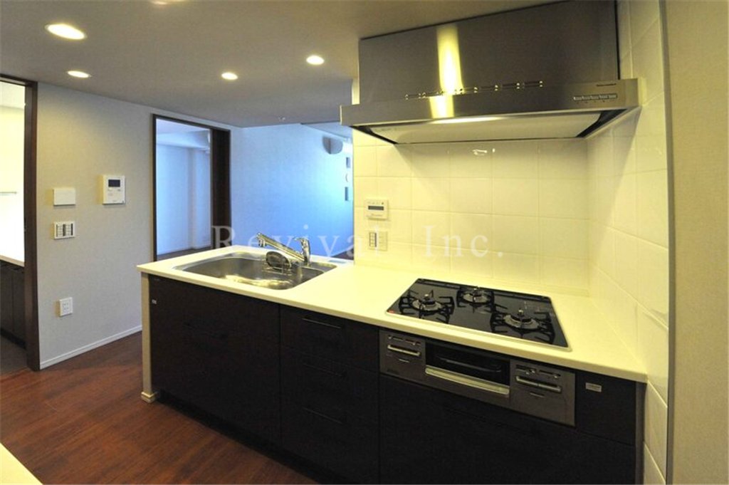 キッチン　3口ガスコンロのカウンターキッチンでございます