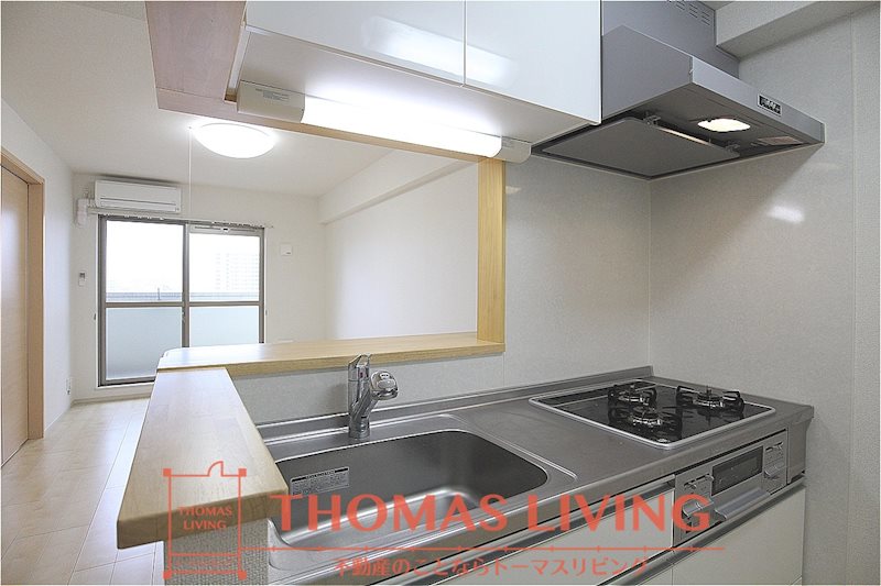 キッチン　3口コンロとグリル付きのシステムキッチンです。