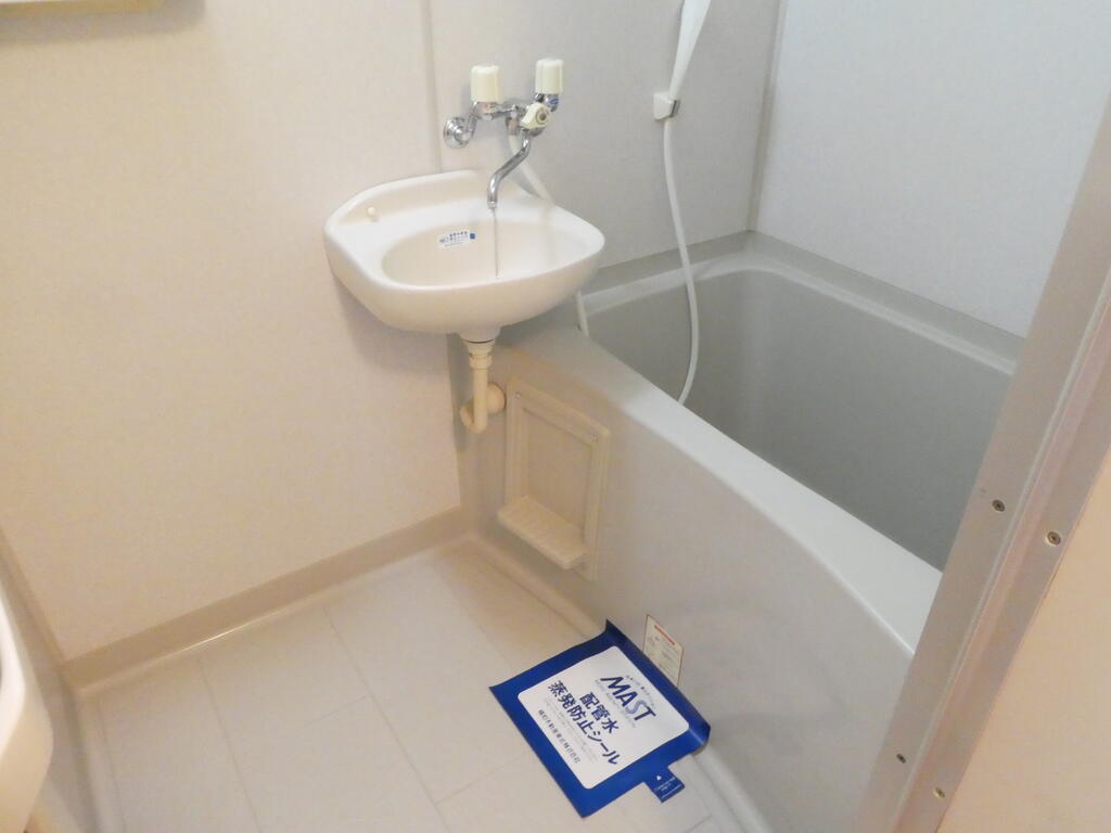 バス・シャワールーム　写真・動画・パノラマは同物件別部屋のものです。