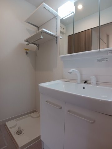 洗面設備　ゆったりとスペースのある洗面所