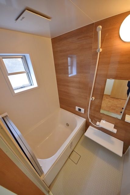 バス・シャワールーム　★窓付きのお風呂です★