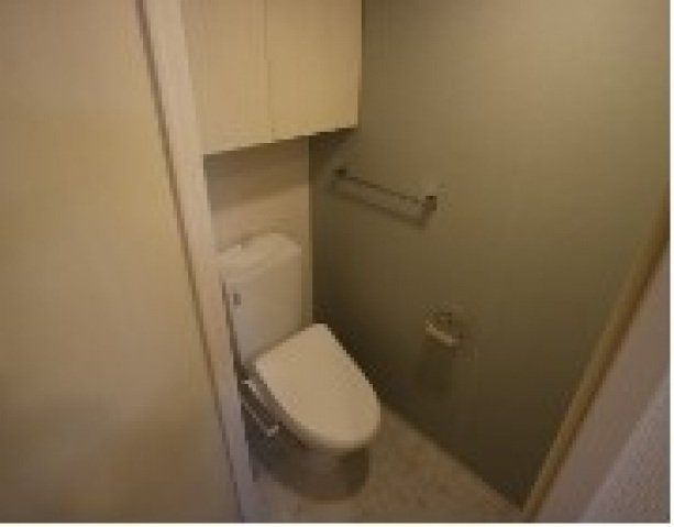 トイレ　温水洗浄便座付きのトイレです。