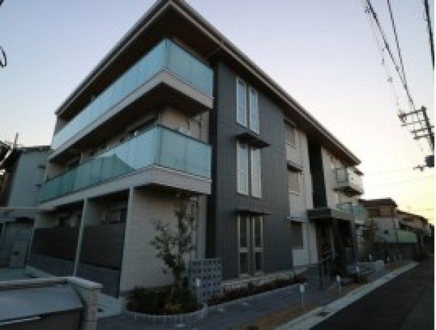 建物外観　3階建てのスマートな建物です。