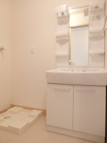 洗面設備　ゆったりとスペースのある洗面所