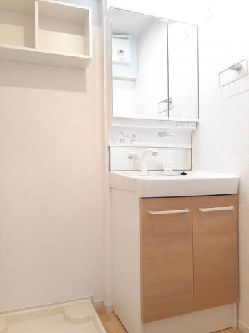 洗面設備　独立洗面台、朝の身支度には欠かせません