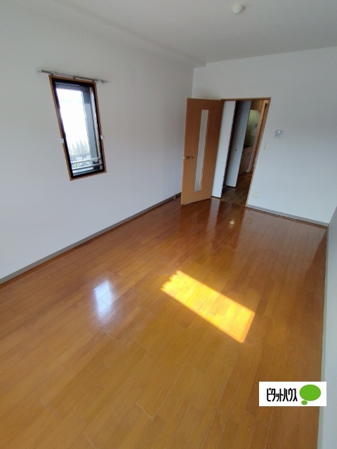 居室・リビング　同物件別部屋