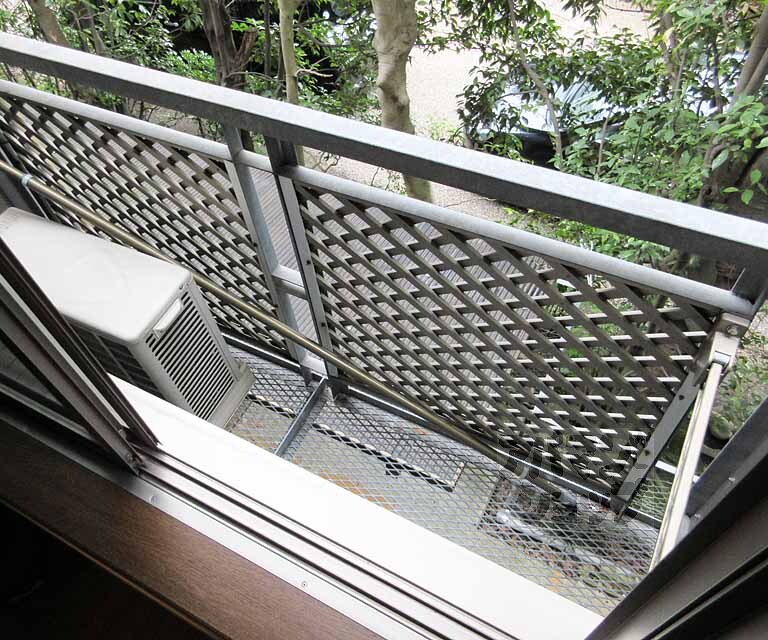 バルコニー　外には出られないタイプです。