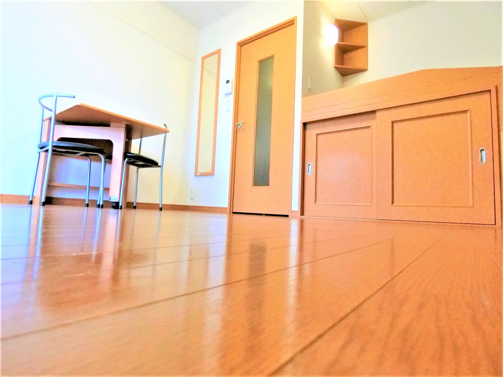 その他　ベッドスペース・折り畳み机とイス・全身鏡・照明を完備です☆