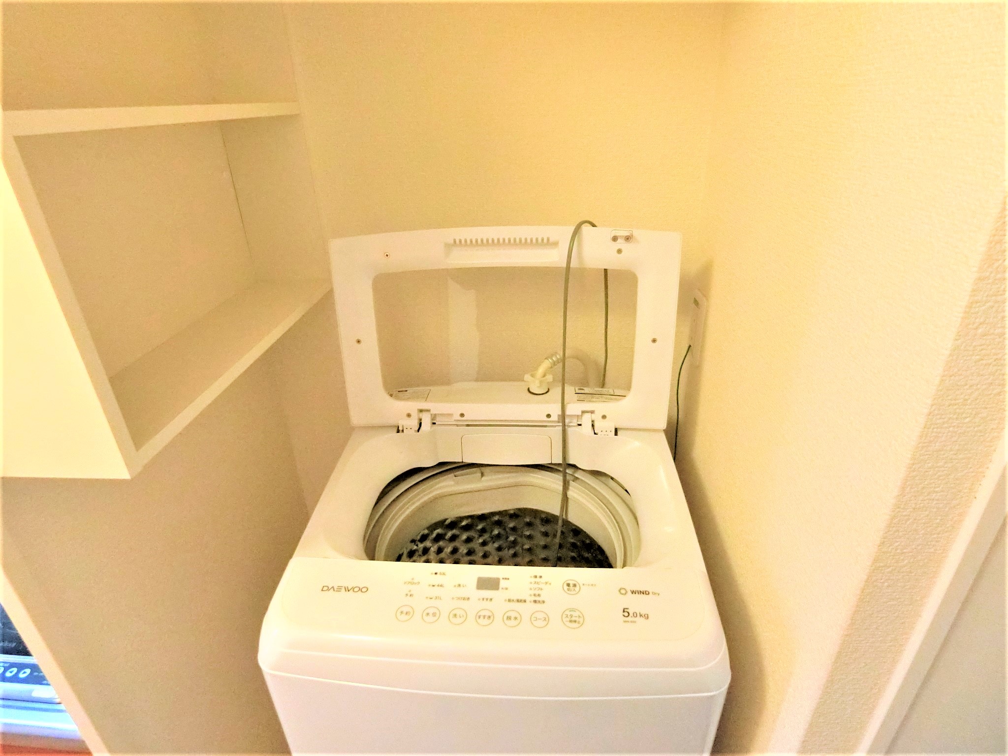 洗面設備　室内に全自動洗濯機が備え付けです☆