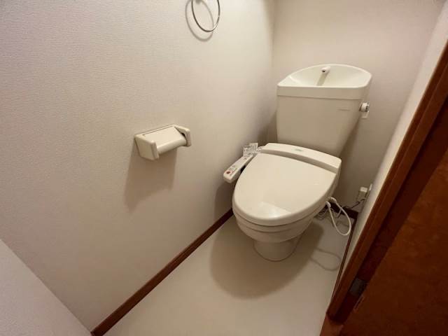 トイレ　別号室。写真は現状を優先します。