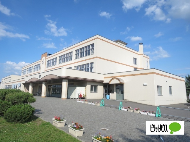 小学校　旭川市立新富小学校（小学校）まで632m