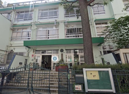 小学校　渋谷区立神宮前小学校（小学校）まで738m