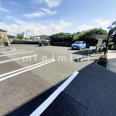 駐車場　※写真は別号室のものですので現状優先とさせていただきます