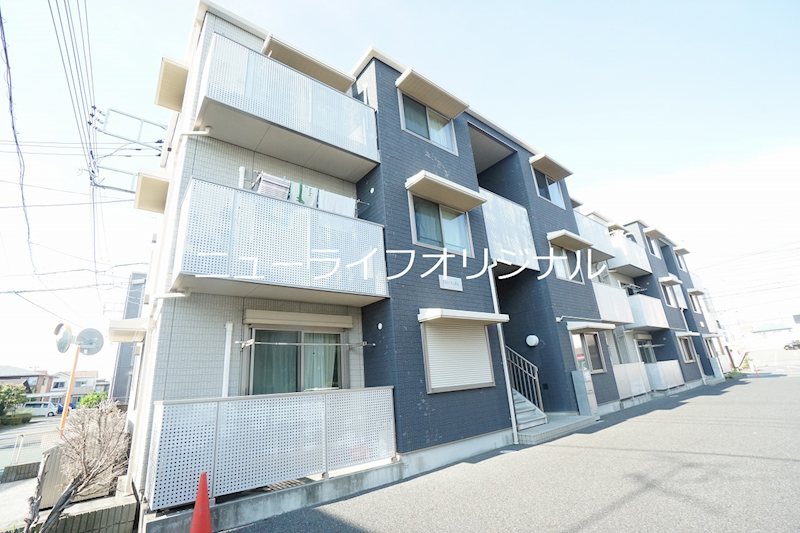 建物外観　駅徒歩6分の立地。積水ハウスのシャーメゾン