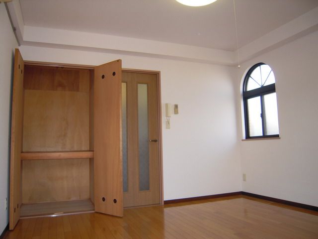 収納　洋室　小さな窓が付いています