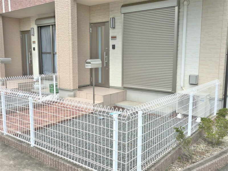 エントランス　段差の少ないアプローチ。たくさんお買い物をした後でも安心。