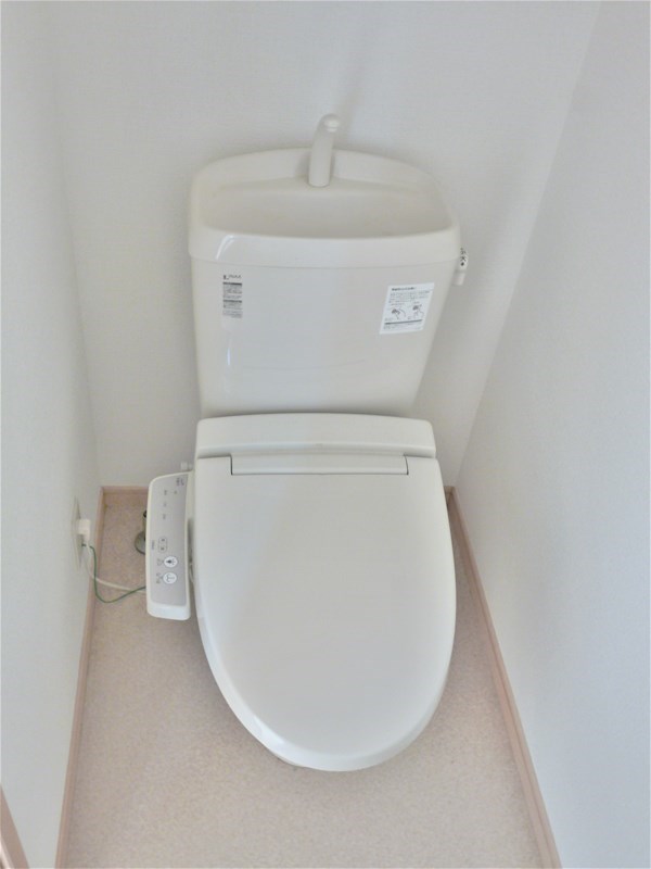トイレ　清潔なトイレは温水洗浄便座つきです。