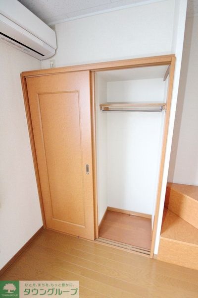 その他部屋・スペース　奥、造り付けベッド下部は収納になっています♪