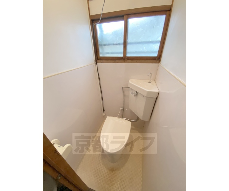 トイレ　広い窓があり明るいトイレです。