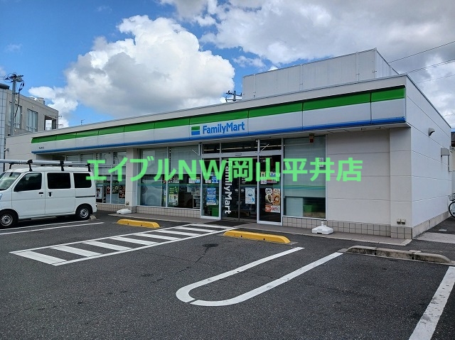 コンビニ　ファミリーマート（コンビニ）まで550m