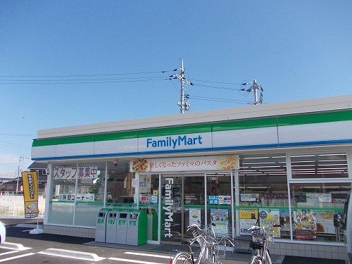 コンビニ　ファミリーマート（コンビニ）まで950m