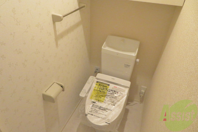 トイレ　トイレには棚があります。ちょっとした収納は嬉しいですね。