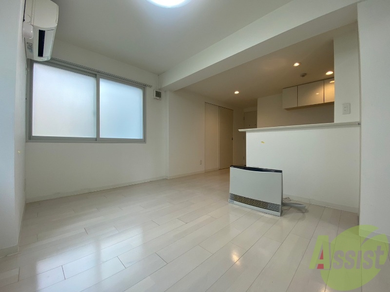 居室・リビング　リビングです。白を基調としていてお部屋全体が明るいですね！