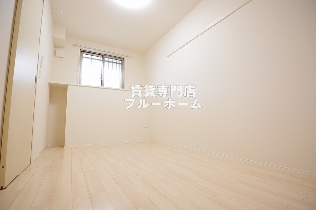 その他部屋・スペース　4.4帖の明るい洋室！