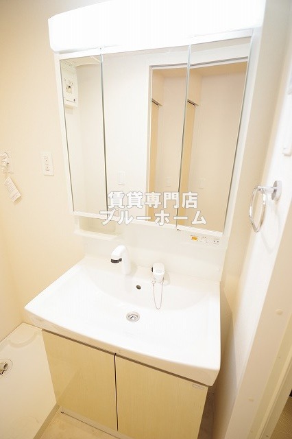 洗面設備　三面鏡独立洗面台！