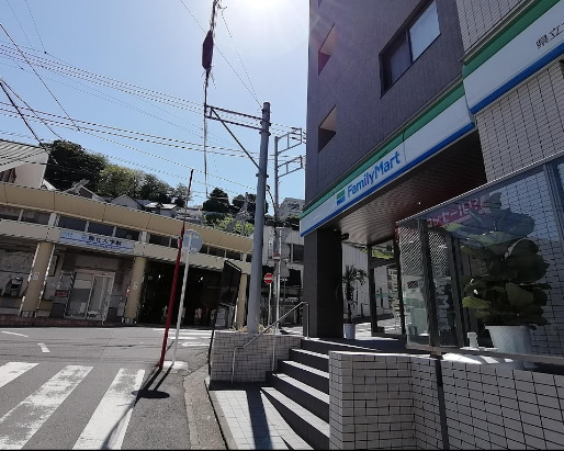 コンビニ　ファミリーマート 県立大学駅前店（コンビニ）まで613m