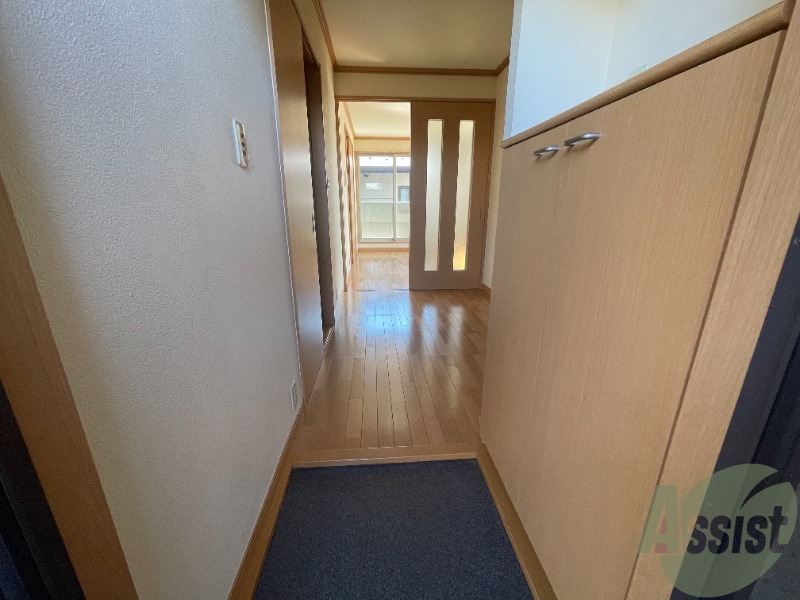 玄関　玄関から撮影しました。敷居が高くなくて安心ですね。