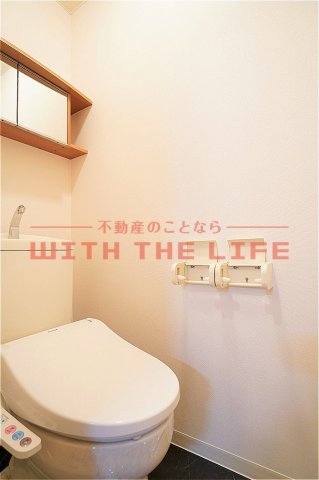 トイレ　落ち着いた色調のトイレです