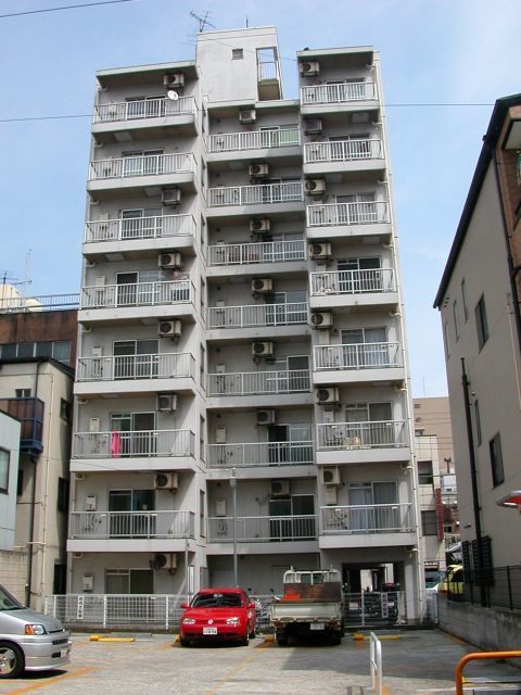 建物外観　８階建ての賃貸マンション