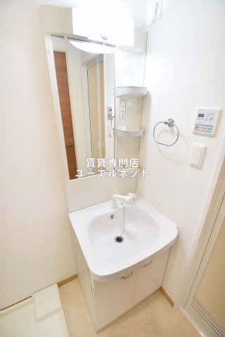 洗面設備　清潔感ある独立洗面台で毎日気持ちよく♪