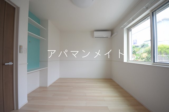 その他部屋・スペース　落ち着いた色調の寝室です
