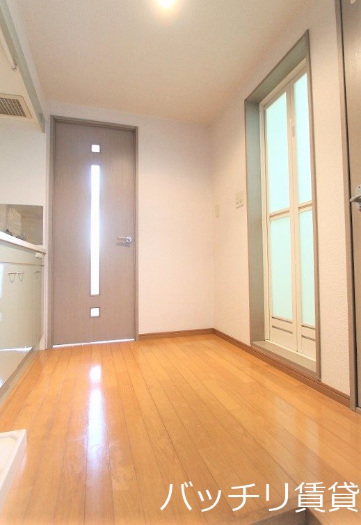 玄関　別号室タイプの為、現状を優先致します。