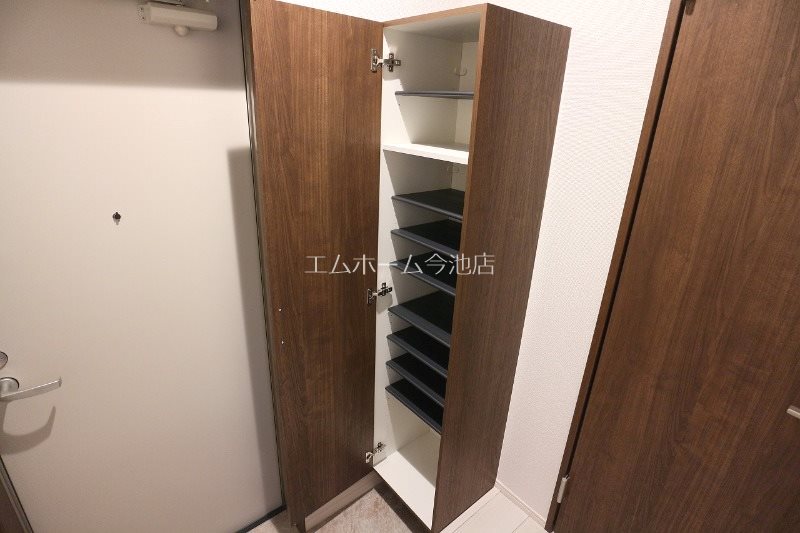 玄関　玄関　シューズボックス充実