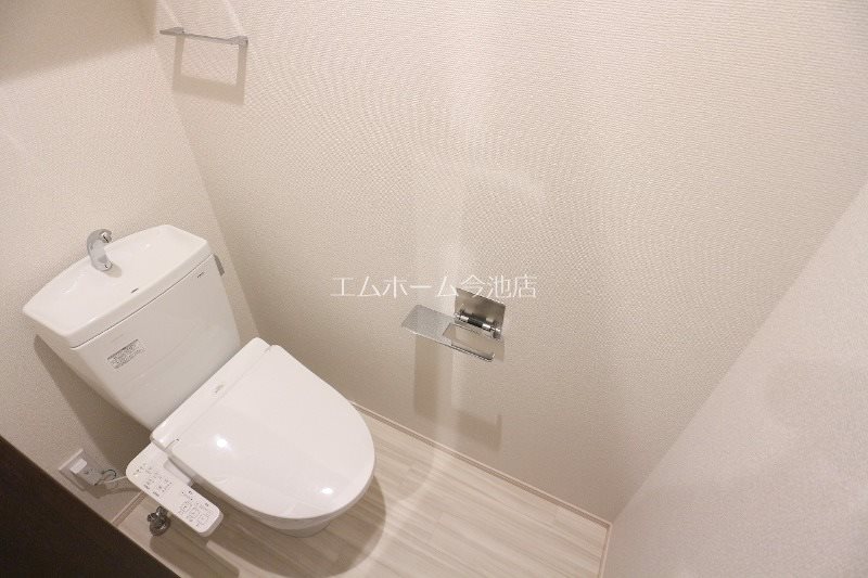 トイレ　温水暖房洗浄便座付トイレ