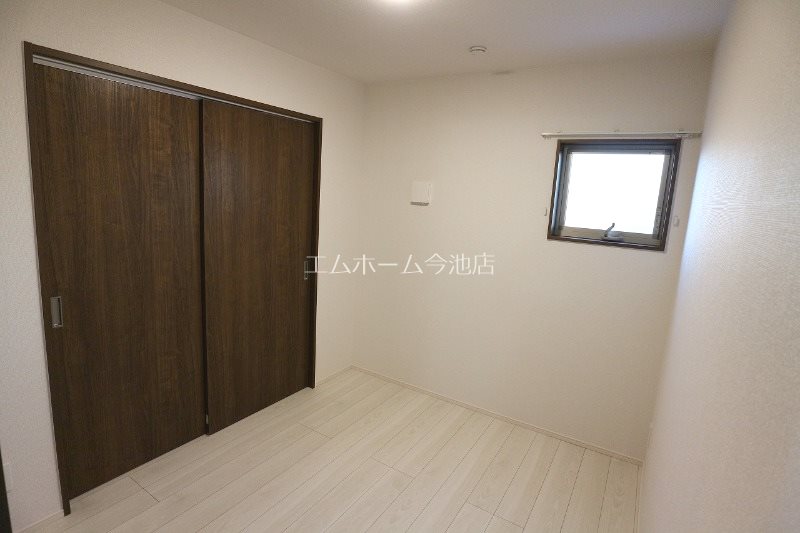 その他部屋・スペース　洋室4.0帖　窓付（換気良好）収納充実しています