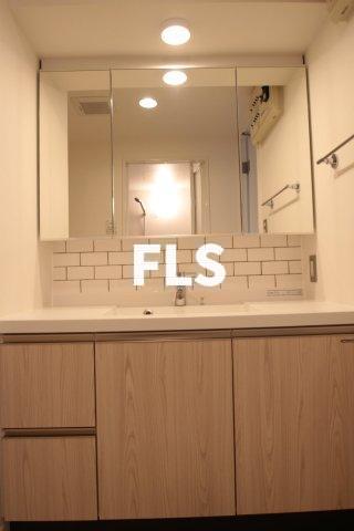 洗面設備　おしゃれな琉球畳のお部屋です。