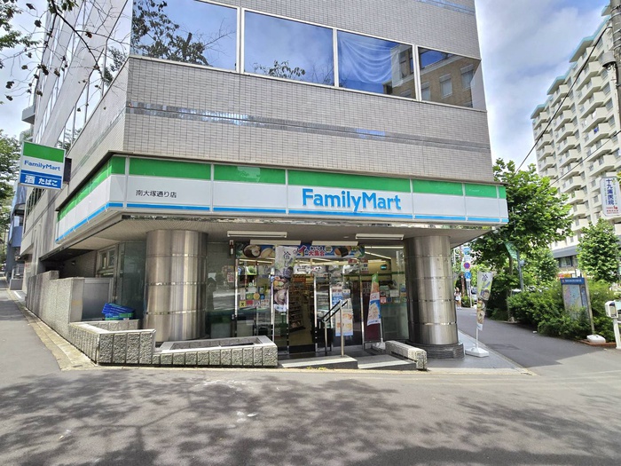 コンビニ　ファミリーマート　南大塚通り店（コンビニ）まで70m