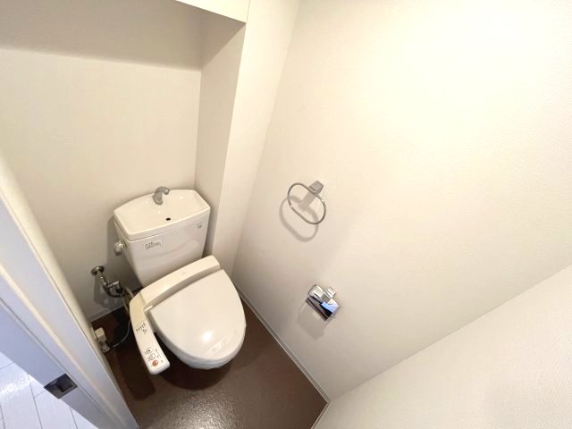 トイレ　イメージとして同マンション他部屋を表示しています