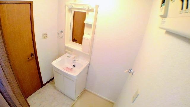 洗面設備　明るい洗面所です